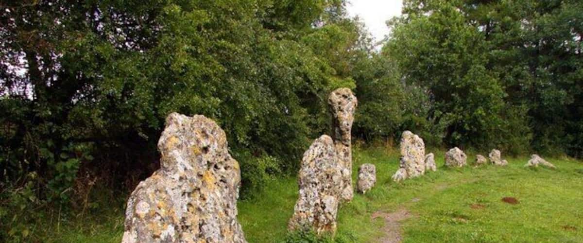 Un sendero bordeado por rocas grandes y de formas irregulares.