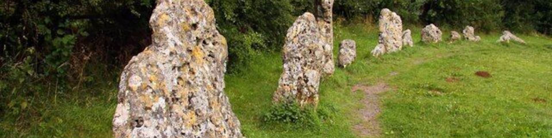 Un sendero bordeado por rocas grandes y de formas irregulares.