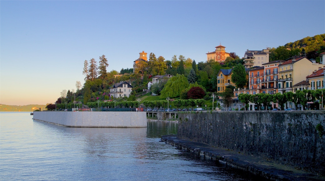 Stresa bevat een klein stadje of dorpje, een zonsondergang en een rivier of beek
