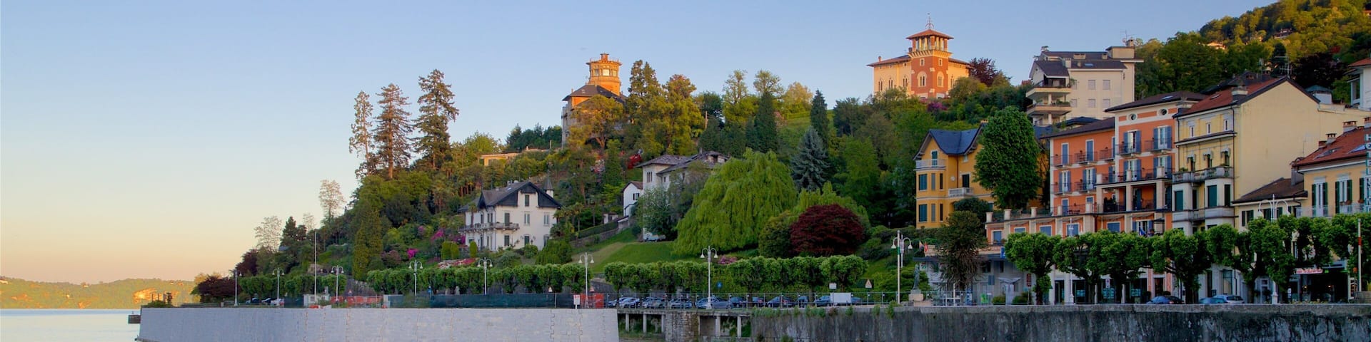 Stresa som omfatter en solnedgang, en flod eller et vandløb og en lille by eller en landsby