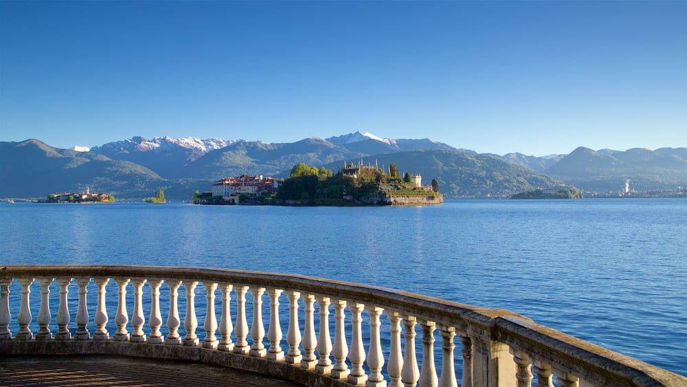 Ein See mit einem Schloss auf einer Insel, umgeben von Bergen.