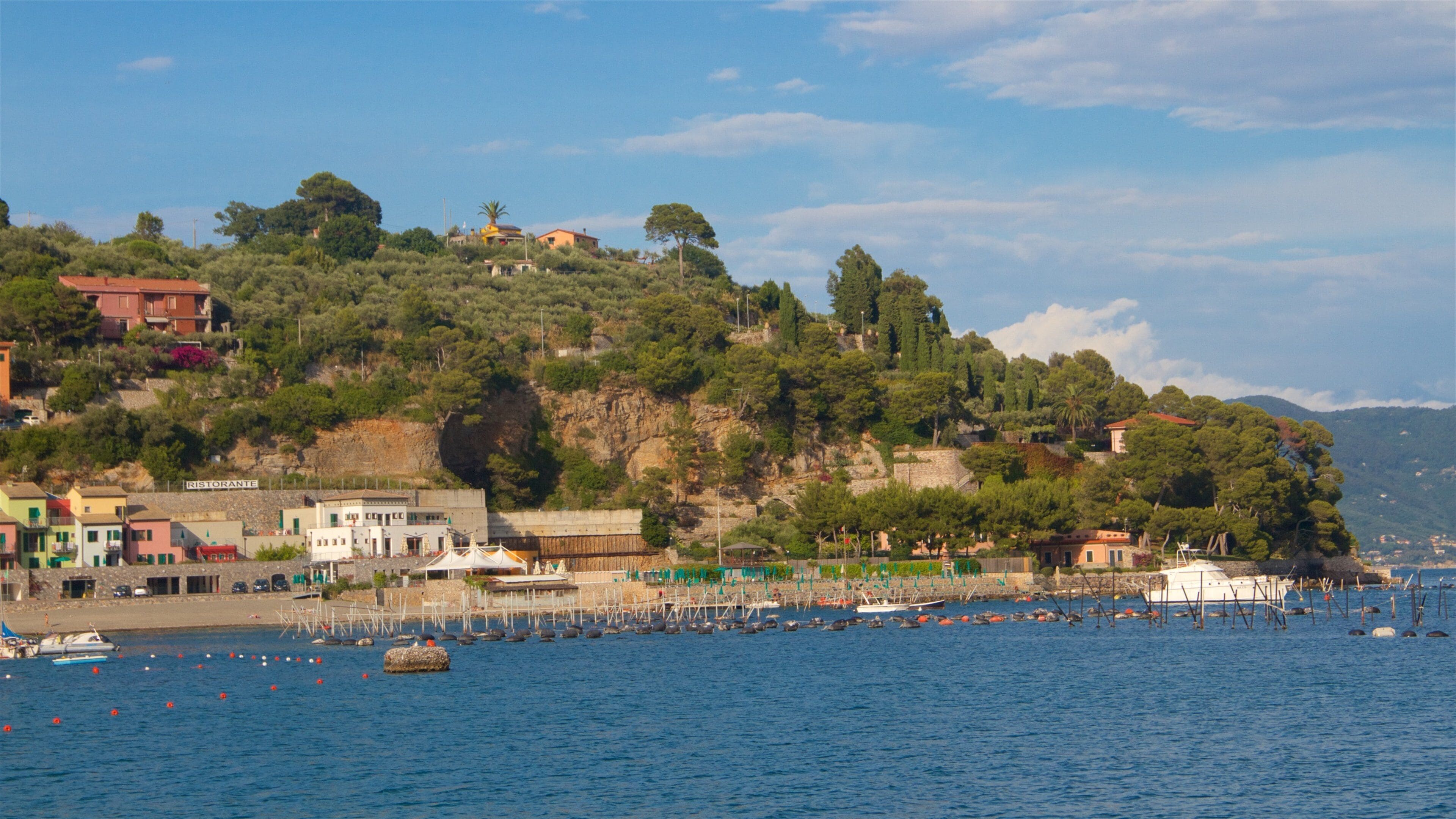 Portovenere mit einem allgemeine Küstenansicht, Küstenort und Bucht oder Hafen