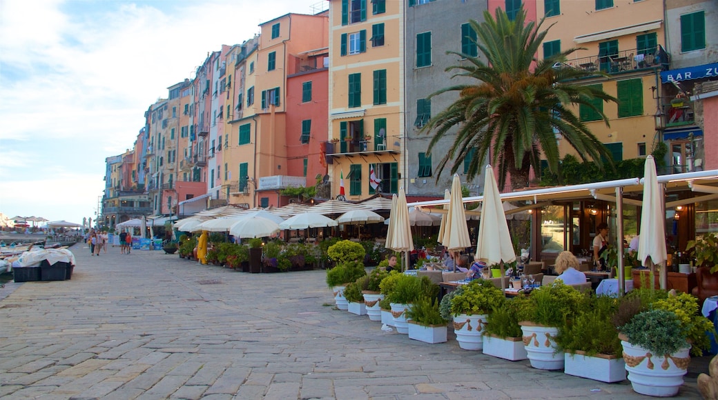 Cinque Terre welches beinhaltet Essen im Freien und Stadt