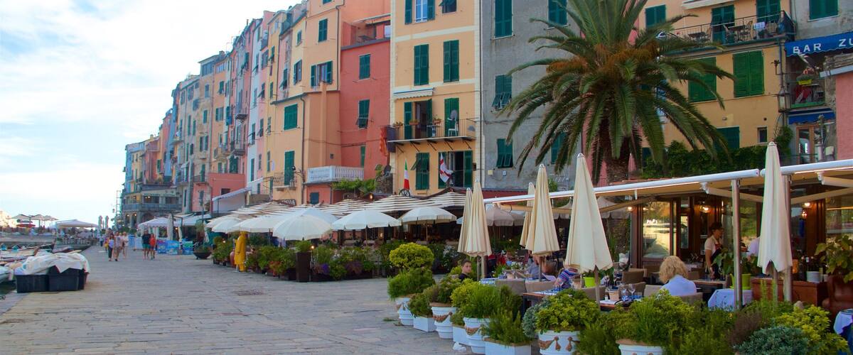 Cinque Terre montrant ville et sortie au restaurant