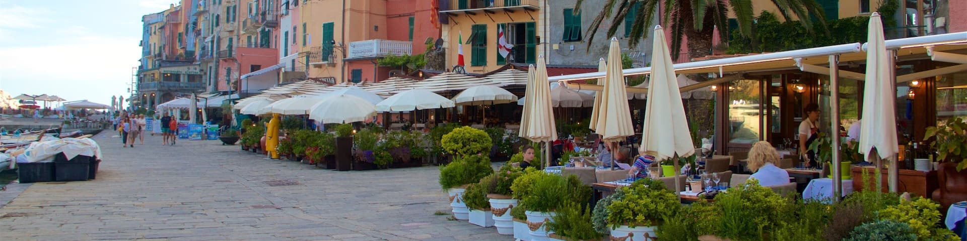 Cinque Terre welches beinhaltet Essen im Freien und Stadt