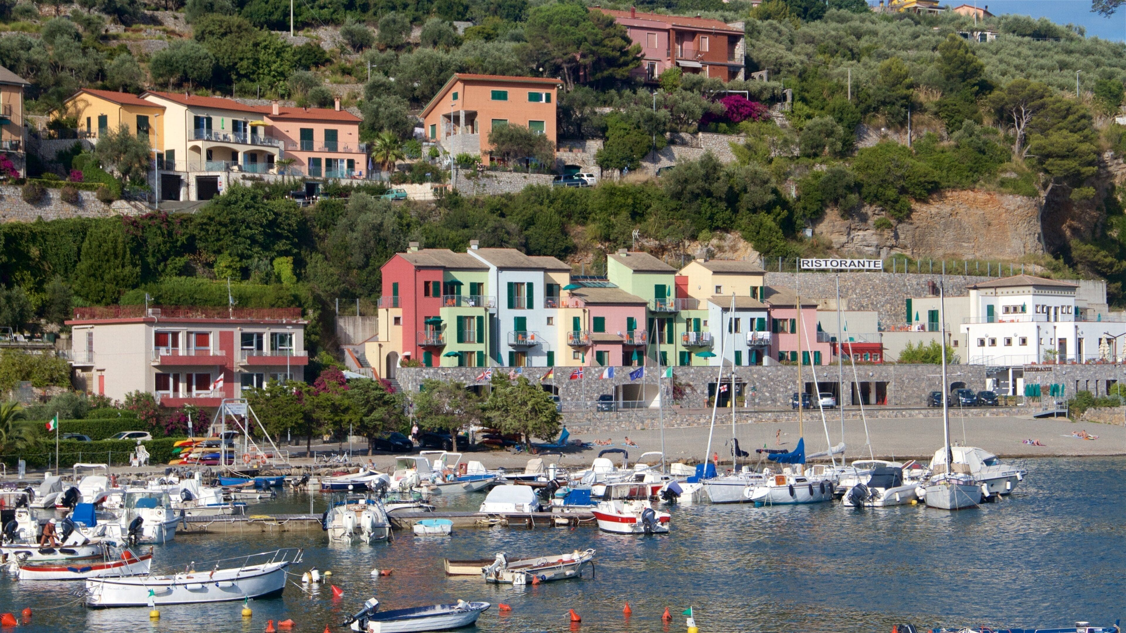 Cinque Terre mit einem allgemeine Küstenansicht, Bootfahren und Bucht oder Hafen
