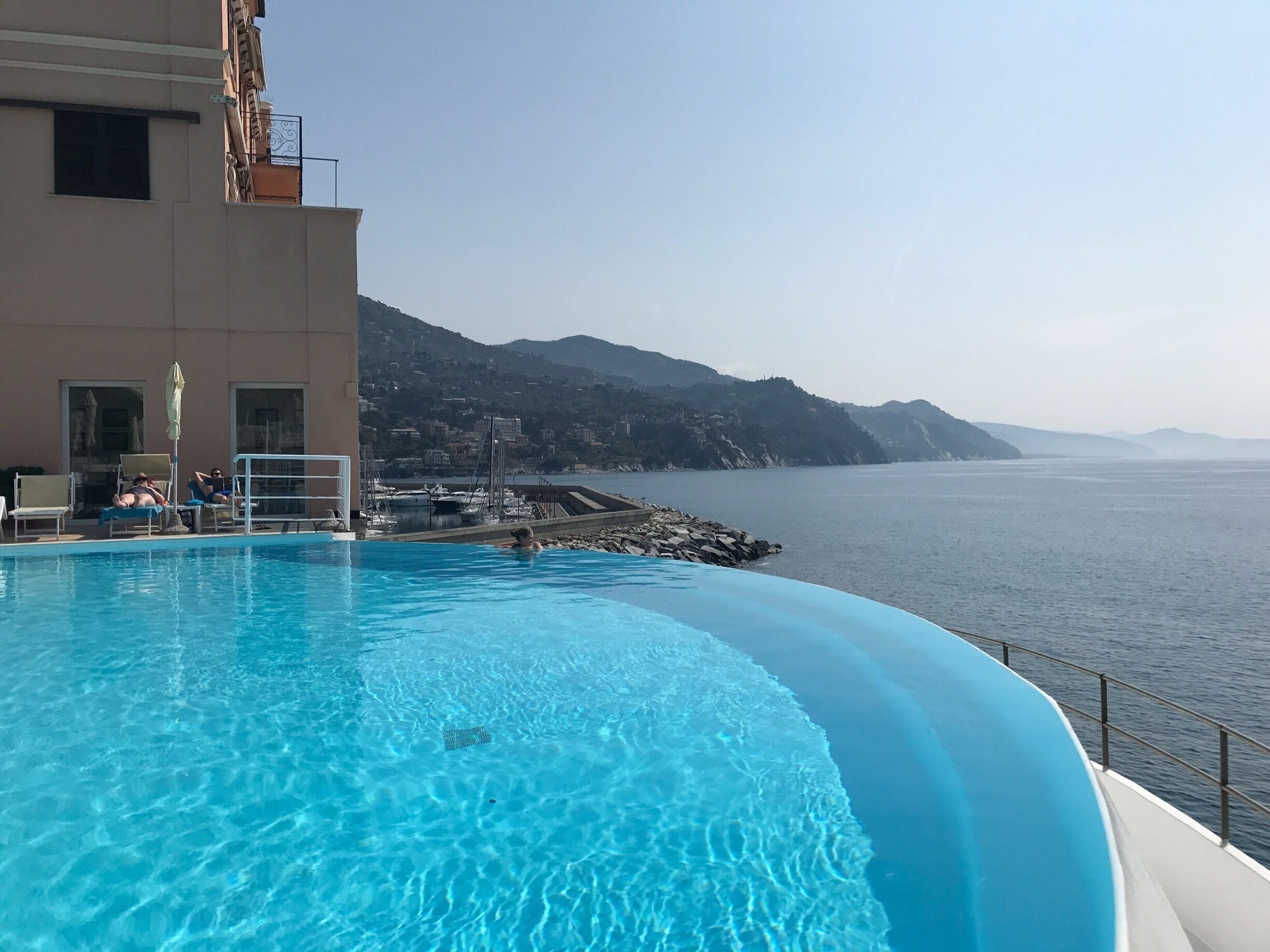 Una piscina con vista al mar y a las montañas.