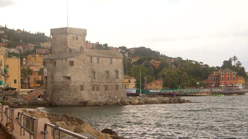 Rapallo som inkluderer historisk arkitektur og kyst