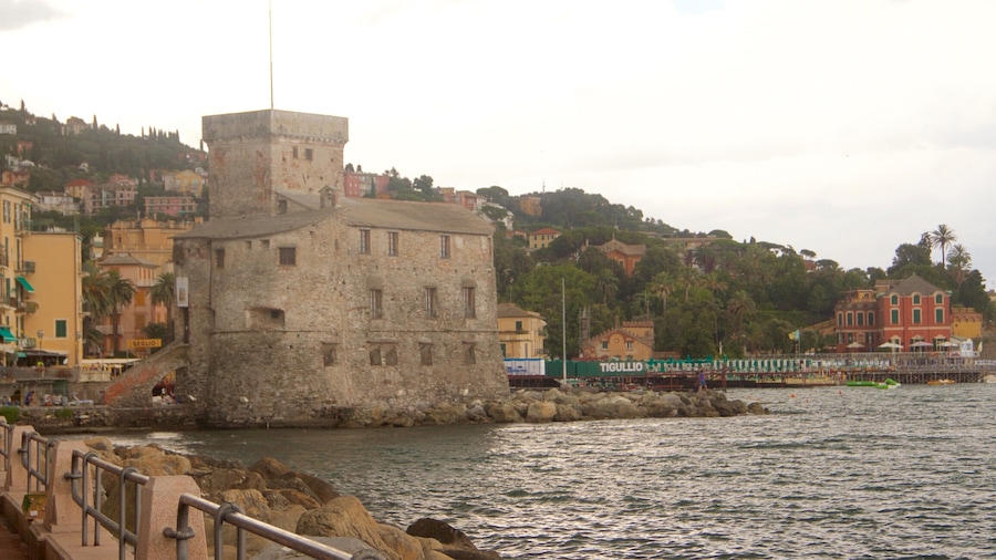 Rapallo das einen allgemeine Küstenansicht und historische Architektur
