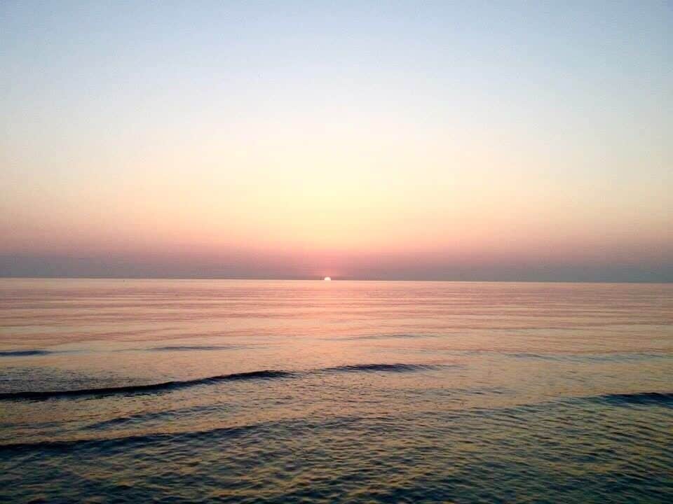 Sunrise at the beach of Riccione, Italy, city known for its wild clubs and parties. You can now guess why it was taken at sunrise 😜
#sunrise #beach #beachsunrise #italy #riccione #waterlust