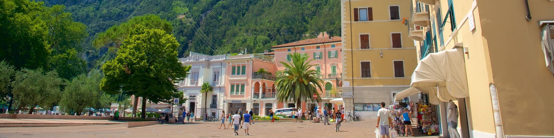 Trentino das einen KĂŒstenort, historische Architektur und Hotel