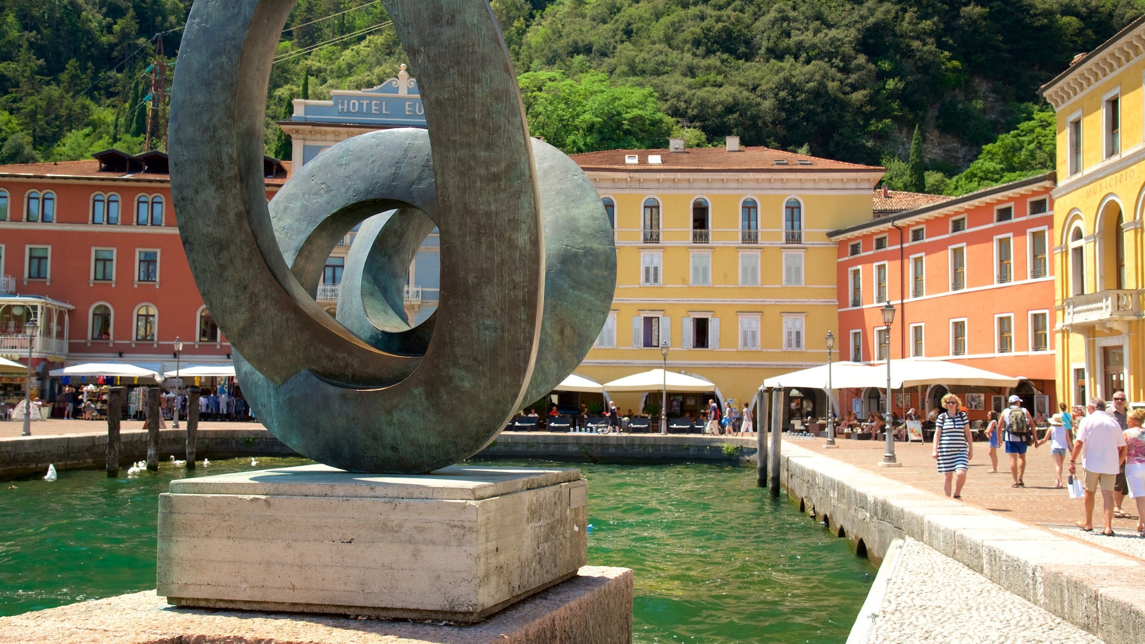 Trentino showing a monument and street scenes as well as a large group of people