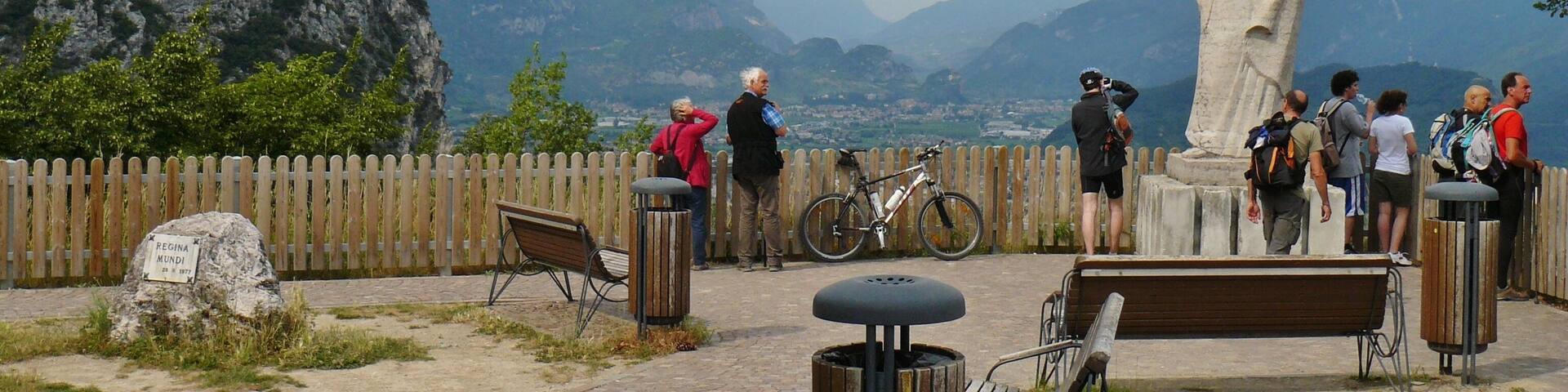 Lago di Garda, Gardasee: Statue Regina Mundi (Königin der Welt) von Silivio Bottes mit Blick auf den Monte Brione (Felsriegel zwischen Riva und Torbole) und auf das Ende des Sarcatals