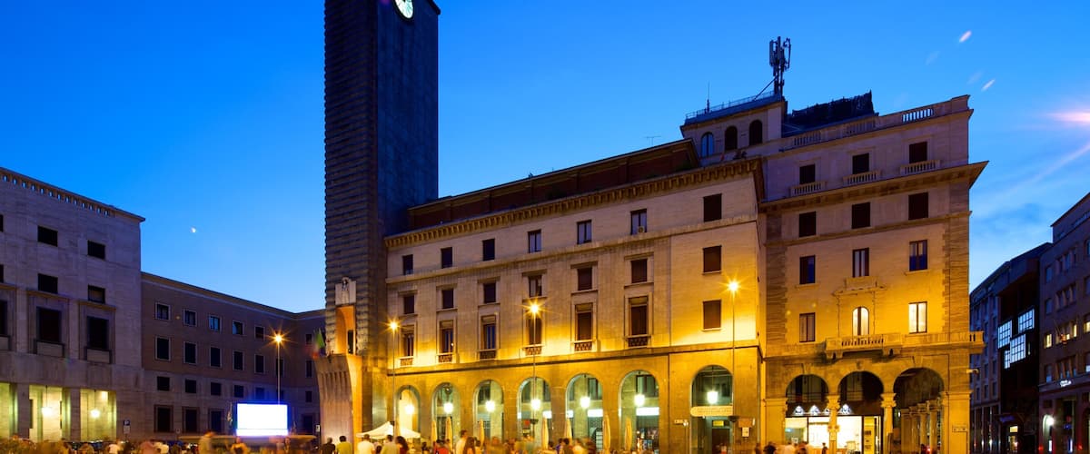 Varese which includes a square or plaza, street scenes and night scenes