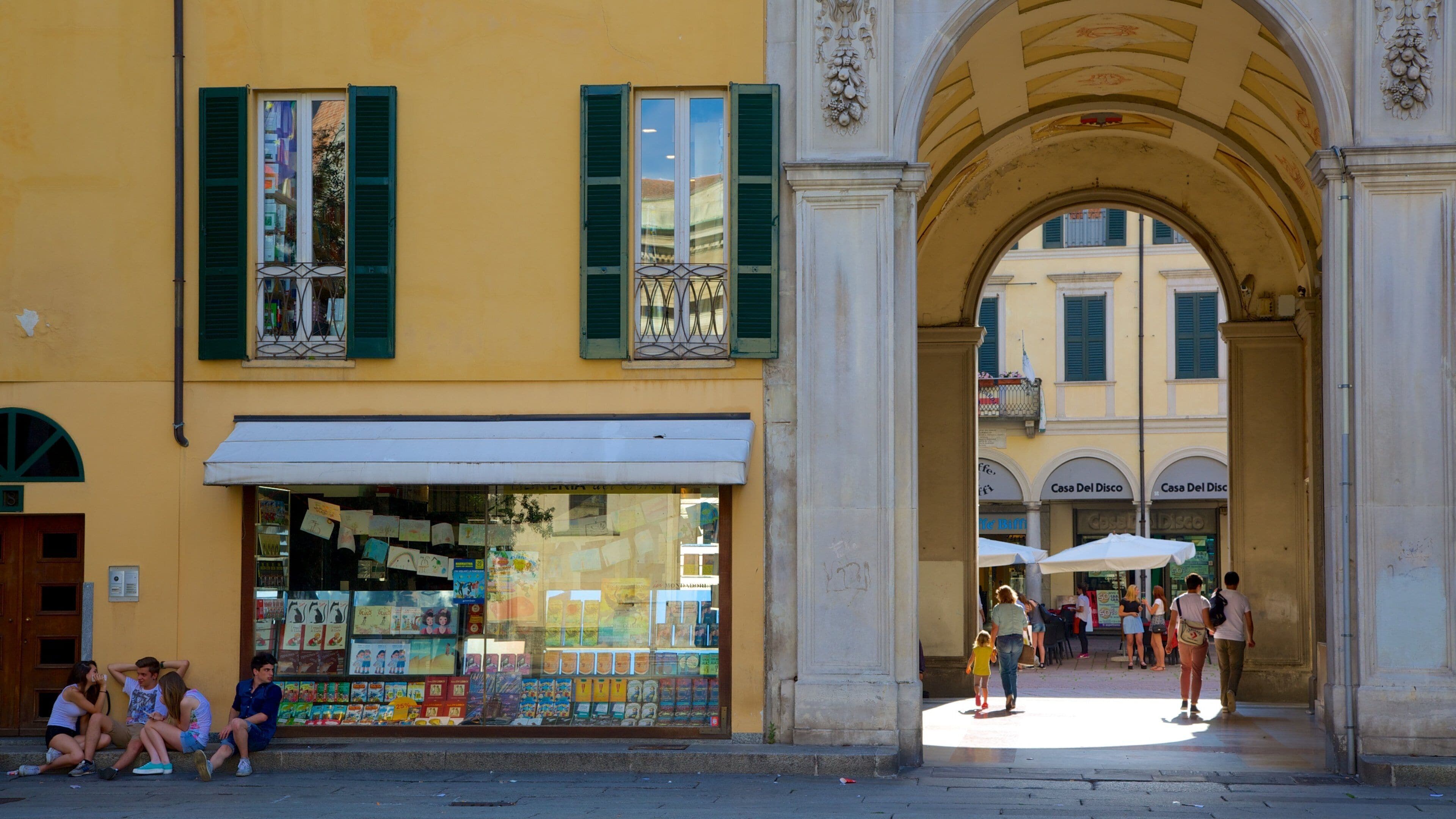 Varese showing street scenes