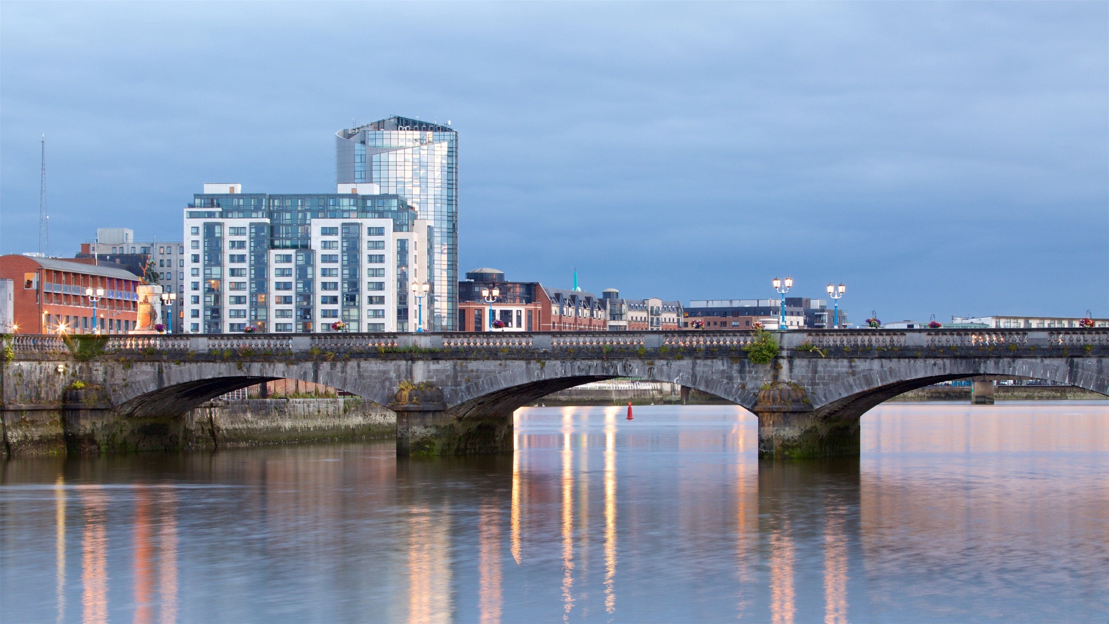 Limerick som viser bro og elv eller bekk