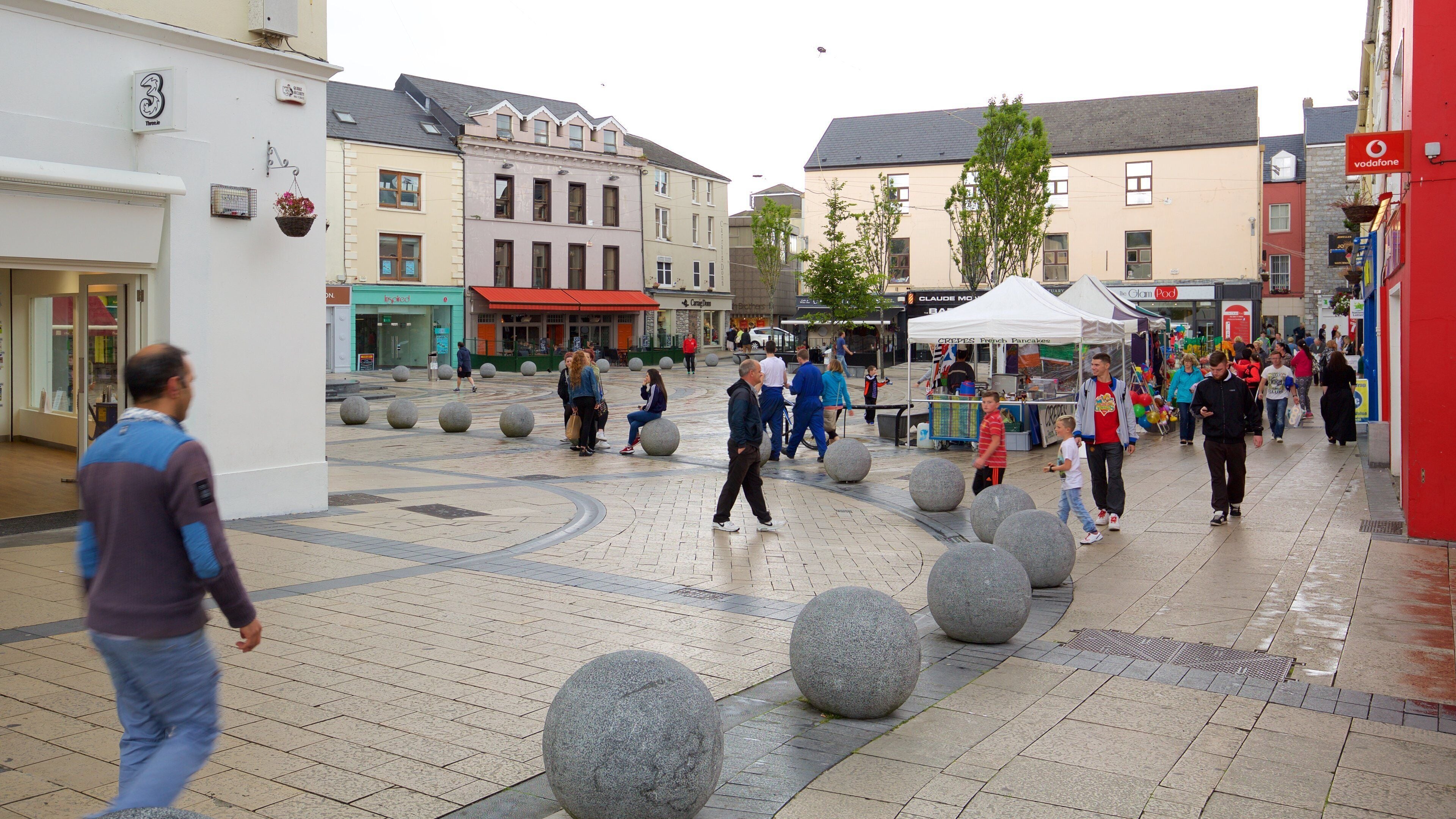 Tralee showing street scenes, a square or plaza and a city