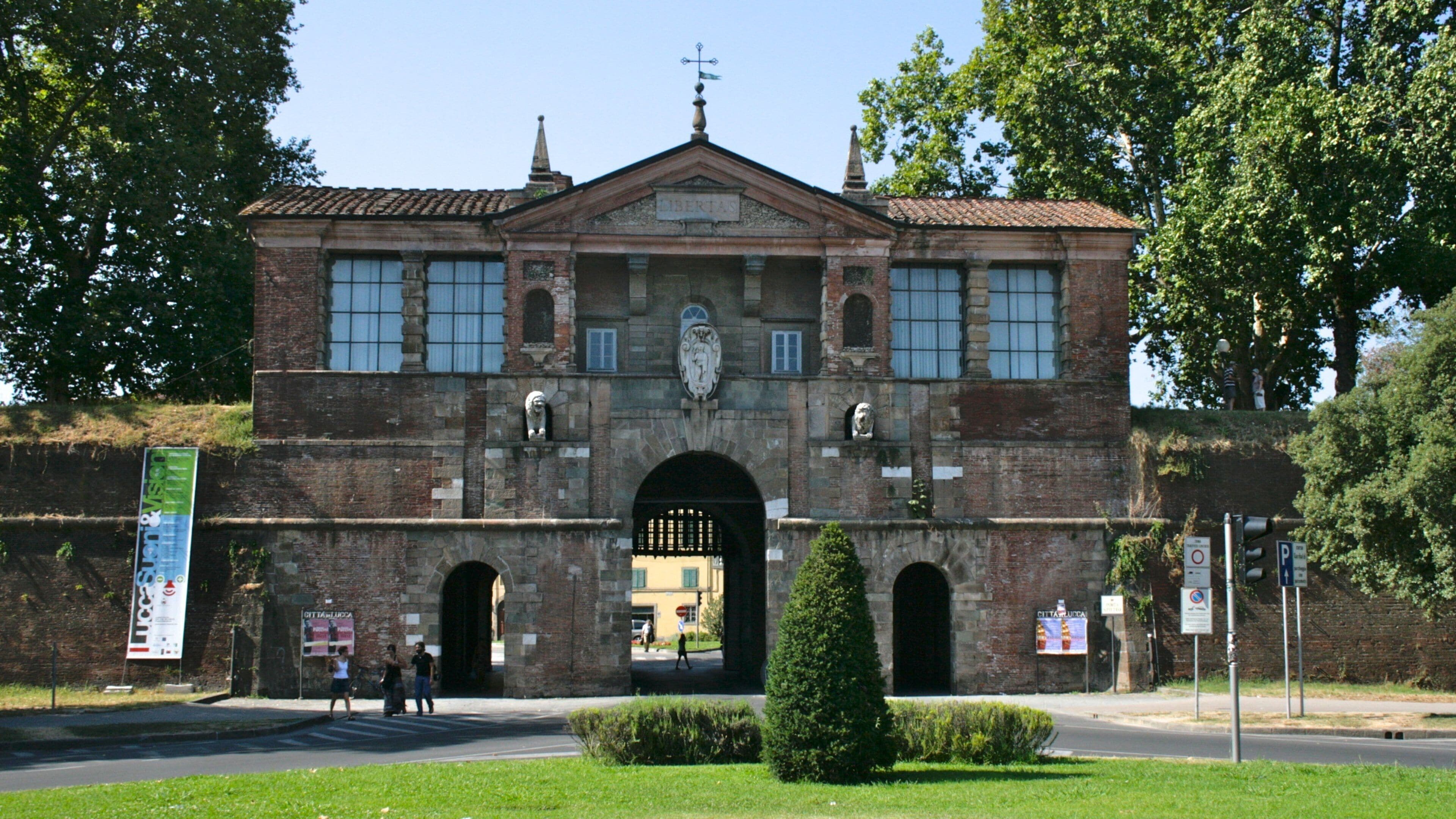 Viareggio which includes heritage architecture and a park