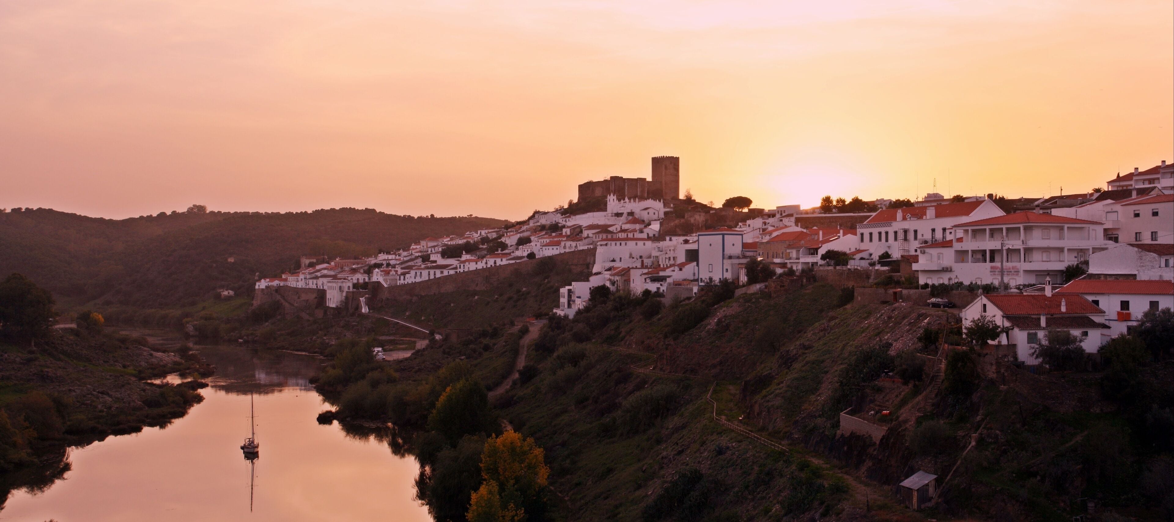Vista panorámica al atardecer de Mértola, Distrito de Beja, Alentejo, Portugal.