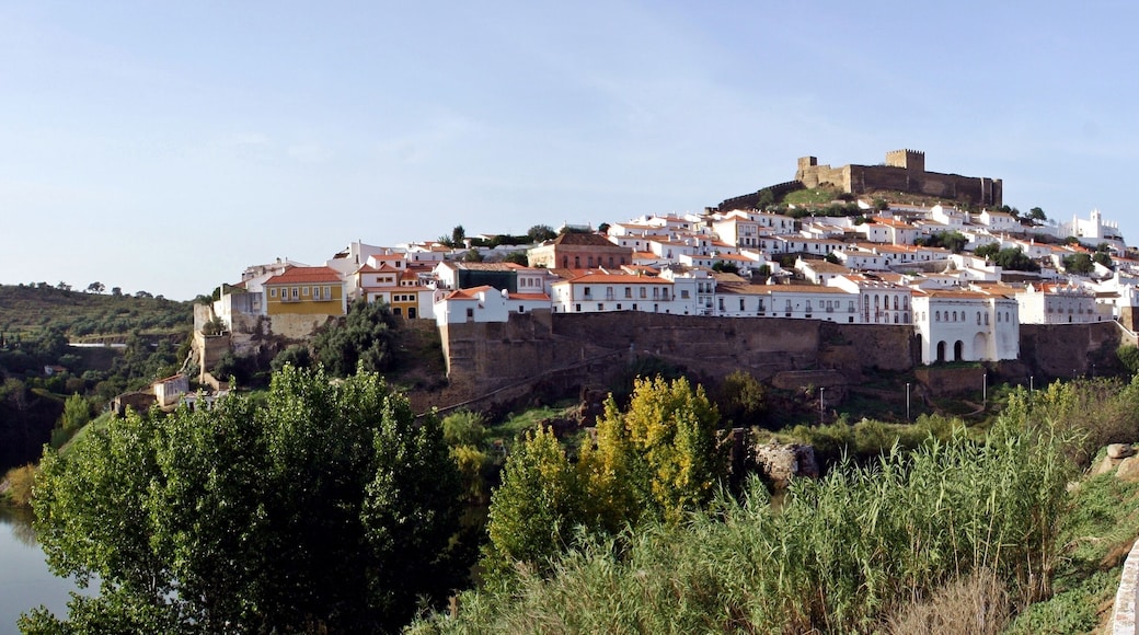 Castillo y pueblo de Mértola en el sur de Portugal (Beja, Alentejo).