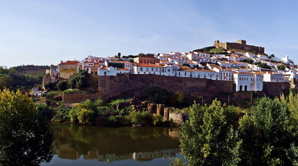 Castillo y pueblo de Mértola en el sur de Portugal (Beja, Alentejo).