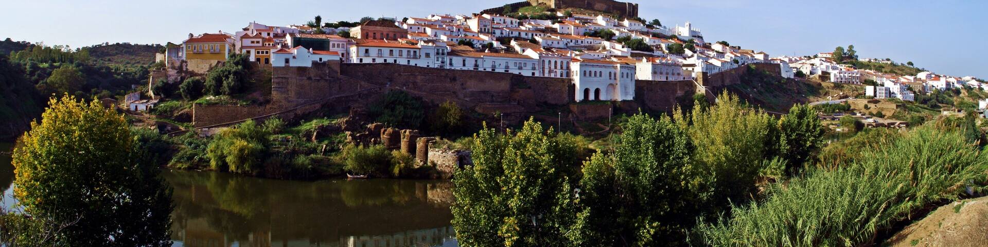 Castillo y pueblo de Mértola en el sur de Portugal (Beja, Alentejo).