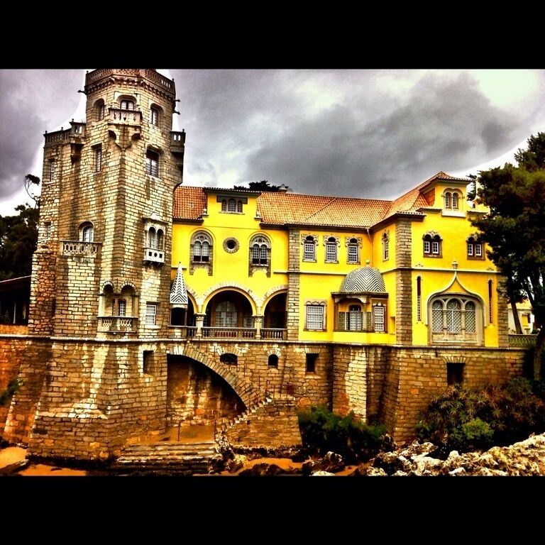 This is a revival-style palace, located in a small cove. During the high tides, the base of the building is touched by the waves. His style combines Romanticism - in vogue at the time - with a look of medieval château, which culminates in the great tower. It is surrounded by an interesting garden.