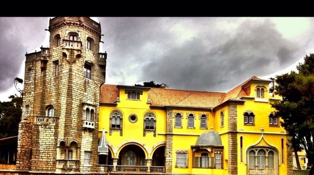 This is a revival-style palace, located in a small cove. During the high tides, the base of the building is touched by the waves. His style combines Romanticism - in vogue at the time - with a look of medieval château, which culminates in the great tower. It is surrounded by an interesting garden.