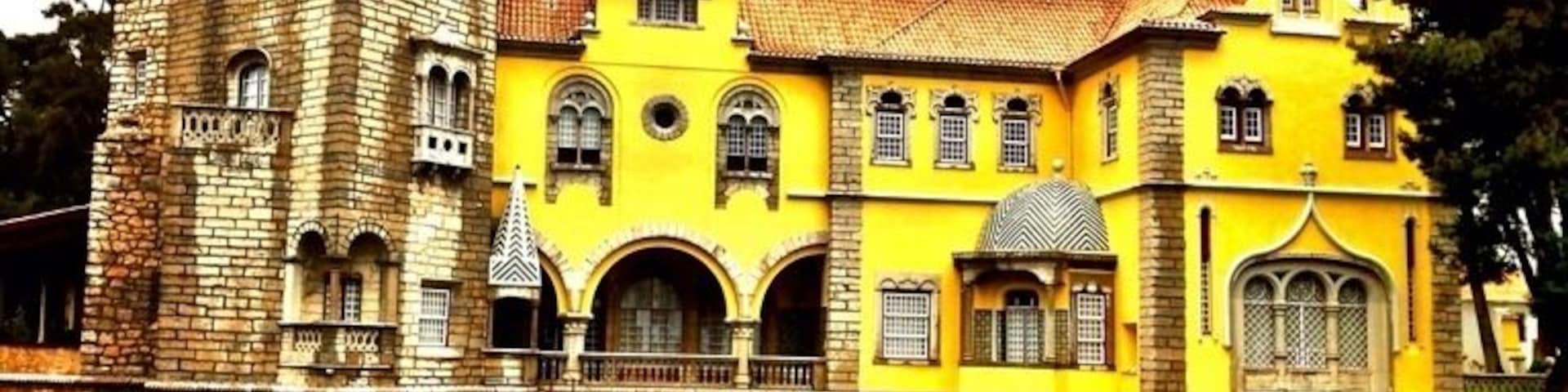 This is a revival-style palace, located in a small cove. During the high tides, the base of the building is touched by the waves. His style combines Romanticism - in vogue at the time - with a look of medieval château, which culminates in the great tower. It is surrounded by an interesting garden.