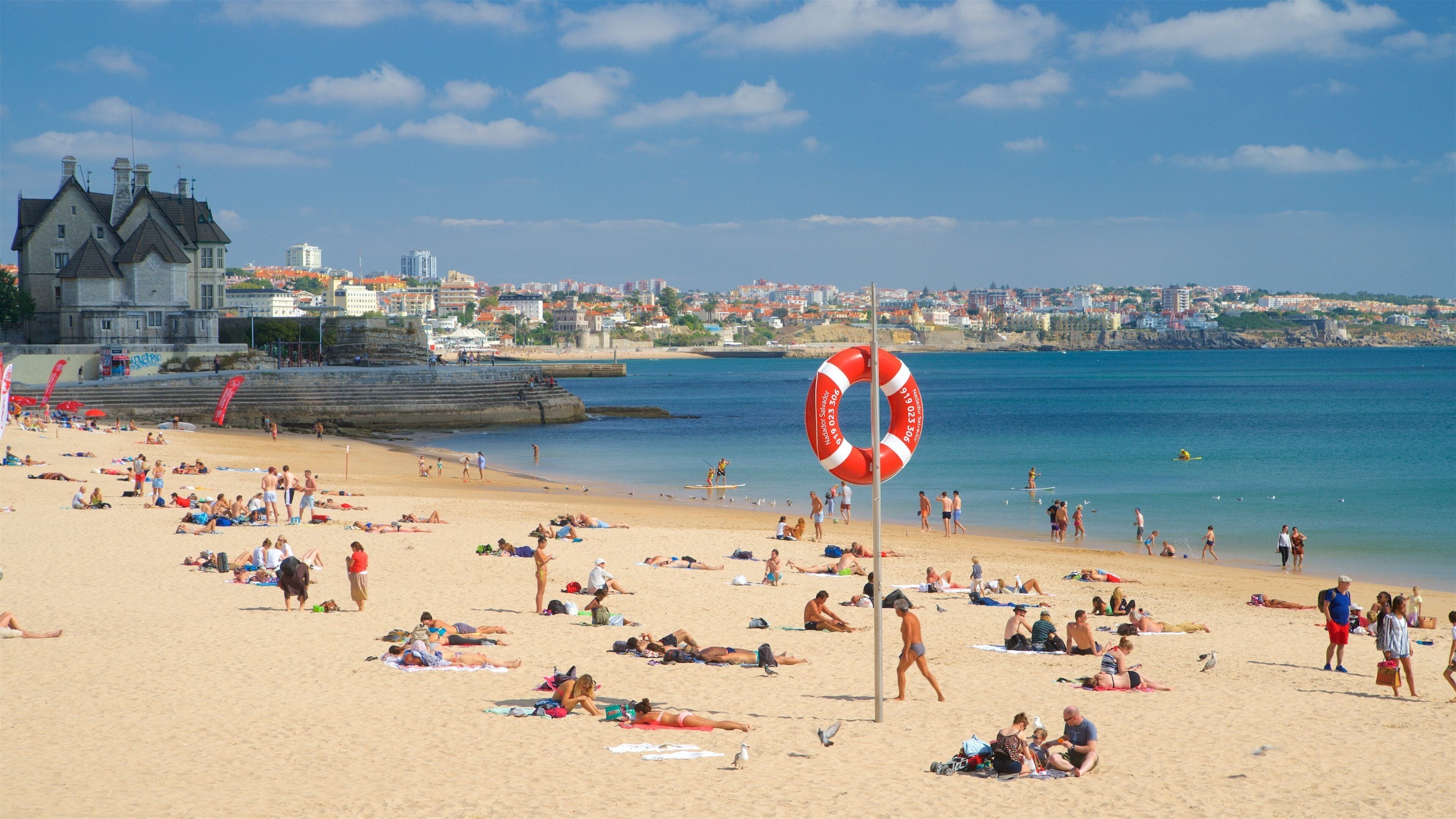 Cascais fasiliteter samt sandstrand og kyst i tillegg til en liten gruppe med mennesker