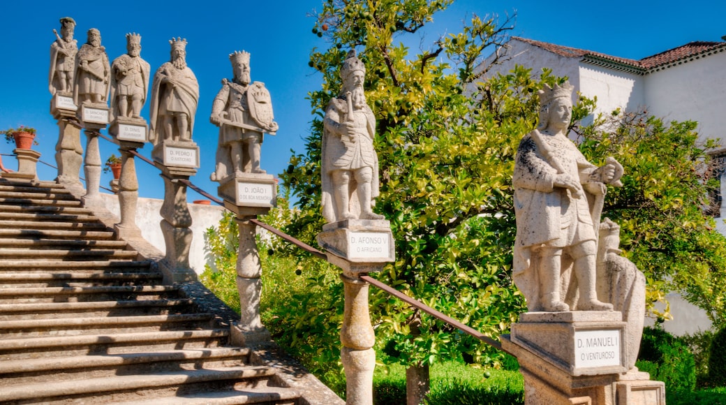 Escalier et statues dans les jardins du palais épiscopal de Castelo Branco, Portugal