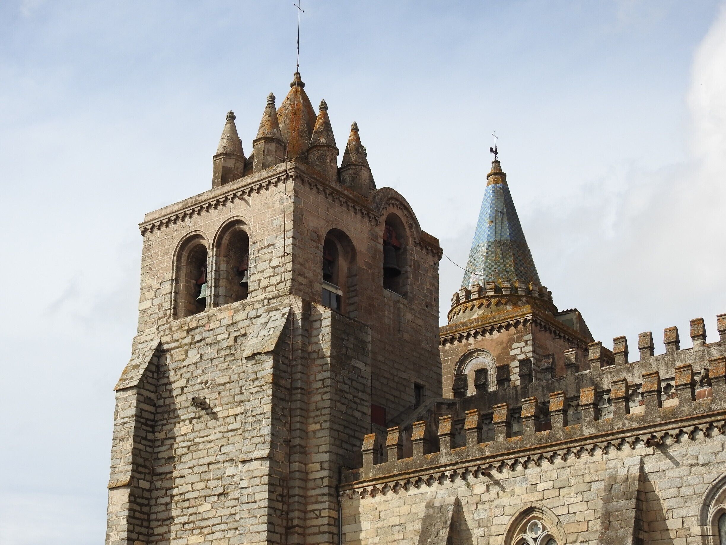 #Catedral #CatedralDeEvora #Cathedral
Catedral de Évora

A Catedral de Évora, ou simplesmente Sé de Évora, teve sua construção iniciada no final do século XII e terminada em meados do século XIII. Posteriormente sofreu várias melhorias e teve acrescentados diversos itens como capela-mor, púlpito, baptistério, etc. Foi construída marcando a transição do estilo Românico para o estilo Gótico. O portal de entrada é ladeado por belas esculturas dos apóstolos. A fachada principal tem duas torres diferentes. Apenas uma tem sinos. Uma visita ao telhado é recomendada para se ver detalhes da construção e apreciar a bela vista que se tem de lá de cima.