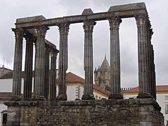 El templo de Diana is a roman temple located in Évora, a city filled with history.