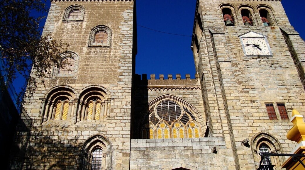 #Catedral #CatedralDeEvora #Cathedral
Catedral de Évora - Capela
A Catedral de Évora, ou simplesmente Sé de Évora, teve sua construção iniciada no final do século XII e terminada em meados do século XIII. Posteriormente sofreu várias melhorias e teve acrescentados diversos itens como capela-mor, púlpito, baptistério, etc. Foi construída marcando a transição do estilo Românico para o estilo Gótico. O portal de entrada é ladeado por belas esculturas dos apóstolos. A fachada principal tem duas torres diferentes. Apenas uma tem sinos. Uma visita ao telhado é recomendada para se ver detalhes da construção e apreciar a bela vista que se tem de lá de cima.