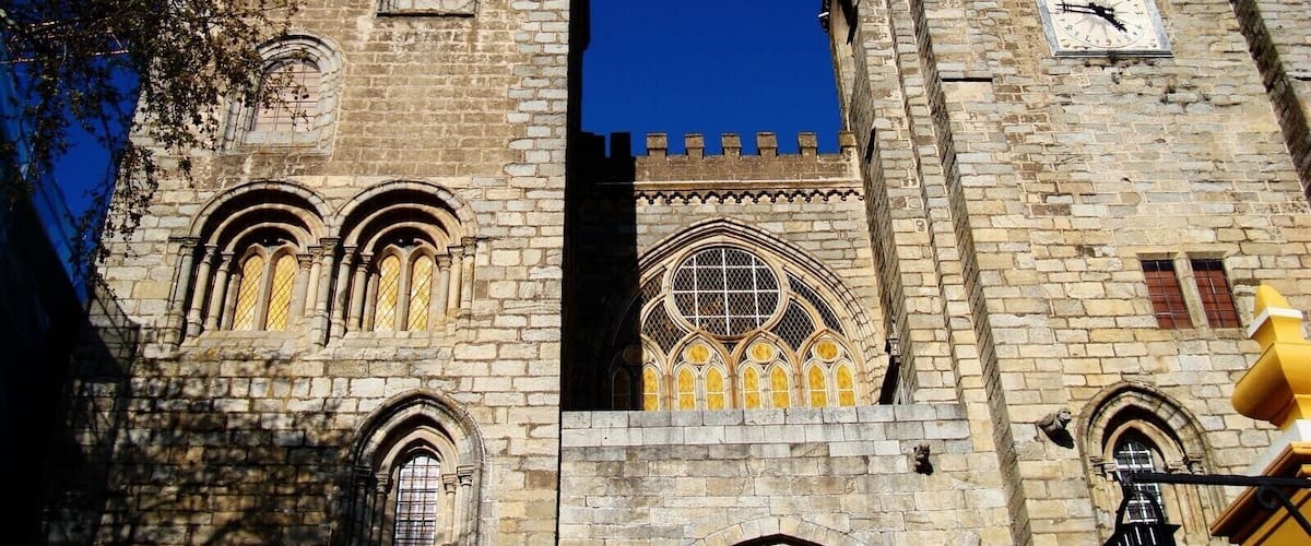 #Catedral #CatedralDeEvora #Cathedral
Catedral de Évora - Capela 
A Catedral de Évora, ou simplesmente Sé de Évora, teve sua construção iniciada no final do século XII e terminada em meados do século XIII. Posteriormente sofreu várias melhorias e teve acrescentados diversos itens como capela-mor, púlpito, baptistério, etc. Foi construída marcando a transição do estilo Românico para o estilo Gótico. O portal de entrada é ladeado por belas esculturas dos apóstolos. A fachada principal tem duas torres diferentes. Apenas uma tem sinos. Uma visita ao telhado é recomendada para se ver detalhes da construção e apreciar a bela vista que se tem de lá de cima.