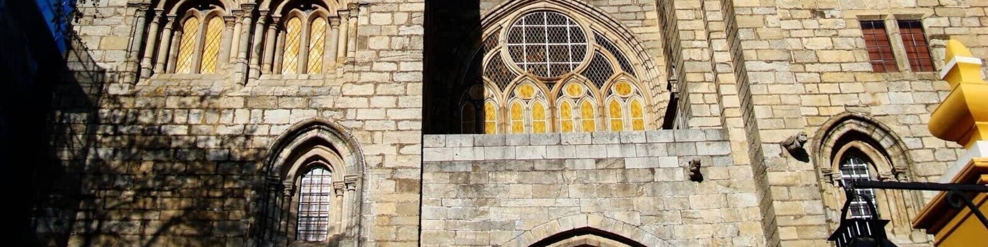 #Catedral #CatedralDeEvora #Cathedral
Catedral de Évora - Capela
A Catedral de Évora, ou simplesmente Sé de Évora, teve sua construção iniciada no final do século XII e terminada em meados do século XIII. Posteriormente sofreu várias melhorias e teve acrescentados diversos itens como capela-mor, púlpito, baptistério, etc. Foi construída marcando a transição do estilo Românico para o estilo Gótico. O portal de entrada é ladeado por belas esculturas dos apóstolos. A fachada principal tem duas torres diferentes. Apenas uma tem sinos. Uma visita ao telhado é recomendada para se ver detalhes da construção e apreciar a bela vista que se tem de lá de cima.