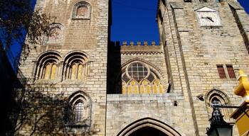#Catedral #CatedralDeEvora #Cathedral
Catedral de Évora - Capela
A Catedral de Évora, ou simplesmente Sé de Évora, teve sua construção iniciada no final do século XII e terminada em meados do século XIII. Posteriormente sofreu várias melhorias e teve acrescentados diversos itens como capela-mor, púlpito, baptistério, etc. Foi construída marcando a transição do estilo Românico para o estilo Gótico. O portal de entrada é ladeado por belas esculturas dos apóstolos. A fachada principal tem duas torres diferentes. Apenas uma tem sinos. Uma visita ao telhado é recomendada para se ver detalhes da construção e apreciar a bela vista que se tem de lá de cima.