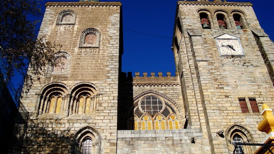 #Catedral #CatedralDeEvora #Cathedral
Catedral de Ăvora - Capela
A Catedral de Ăvora, ou simplesmente SĂ© de Ăvora, teve sua construção iniciada no final do sĂ©culo XII e terminada em meados do sĂ©culo XIII. Posteriormente sofreu vĂĄrias melhorias e teve acrescentados diversos itens como capela-mor, pĂșlpito, baptistĂ©rio, etc. Foi construĂda marcando a transição do estilo RomĂąnico para o estilo GĂłtico. O portal de entrada Ă© ladeado por belas esculturas dos apĂłstolos. A fachada principal tem duas torres diferentes. Apenas uma tem sinos. Uma visita ao telhado Ă© recomendada para se ver detalhes da construção e apreciar a bela vista que se tem de lĂĄ de cima.
