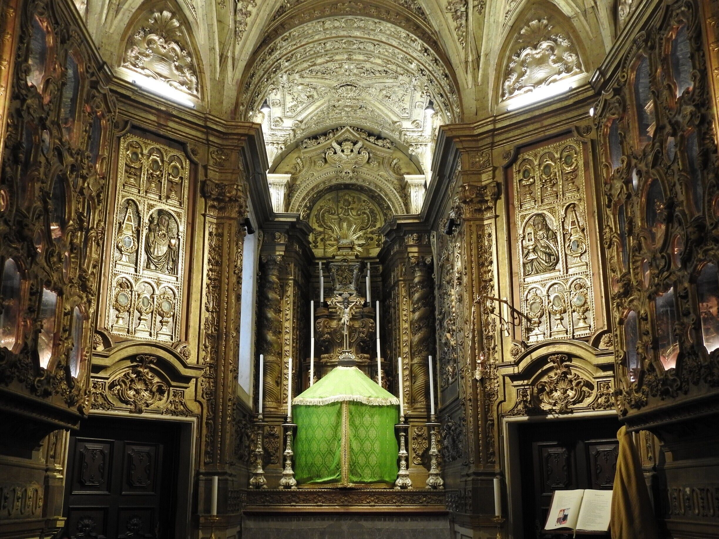 #Catedral #CatedralDeEvora #Cathedral
Catedral de Évora - Capela

A Catedral de Évora, ou simplesmente Sé de Évora, teve sua construção iniciada no final do século XII e terminada em meados do século XIII. Posteriormente sofreu várias melhorias e teve acrescentados diversos itens como capela-mor, púlpito, baptistério, etc. Foi construída marcando a transição do estilo Românico para o estilo Gótico. O portal de entrada é ladeado por belas esculturas dos apóstolos. A fachada principal tem duas torres diferentes. Apenas uma tem sinos. Uma visita ao telhado é recomendada para se ver detalhes da construção e apreciar a bela vista que se tem de lá de cima.