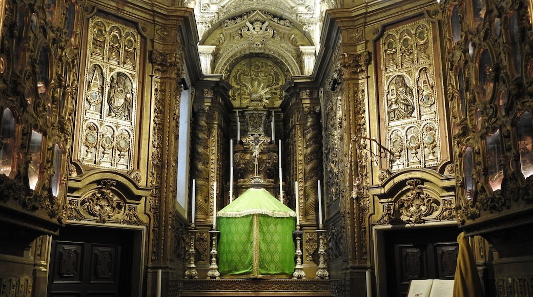 #Catedral #CatedralDeEvora #Cathedral
Catedral de Évora - Capela
A Catedral de Évora, ou simplesmente Sé de Évora, teve sua construção iniciada no final do século XII e terminada em meados do século XIII. Posteriormente sofreu várias melhorias e teve acrescentados diversos itens como capela-mor, púlpito, baptistério, etc. Foi construída marcando a transição do estilo Românico para o estilo Gótico. O portal de entrada é ladeado por belas esculturas dos apóstolos. A fachada principal tem duas torres diferentes. Apenas uma tem sinos. Uma visita ao telhado é recomendada para se ver detalhes da construção e apreciar a bela vista que se tem de lá de cima.