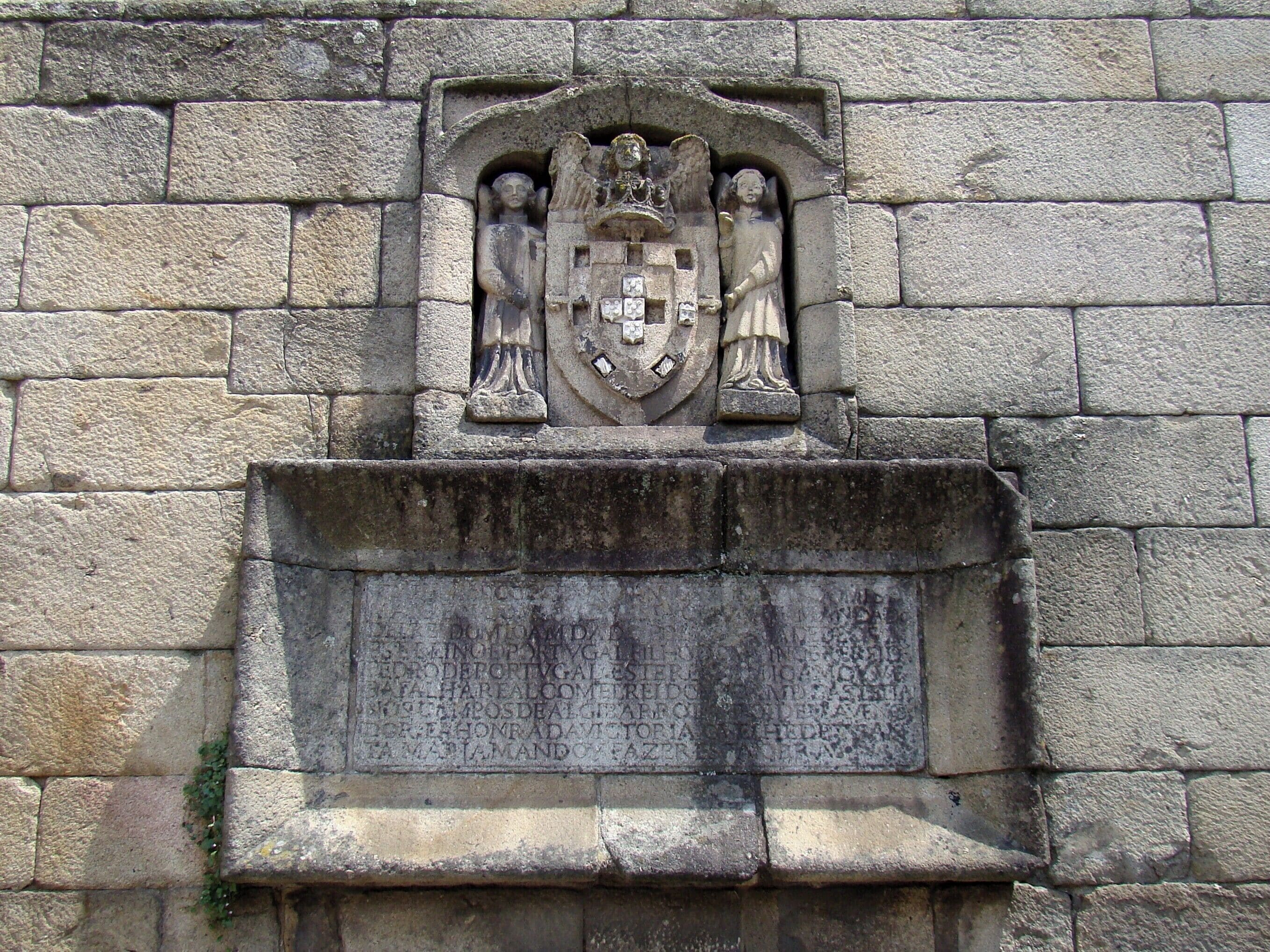 #Guimaraes #Portugal #church

A Igreja de Nossa Senhora da Oliveira localiza-se no Centro Histórico de Guimarães em Portugal. A sua conservação externa não é das melhores. Tem uma arquitetura predominantemente gótica. É Monumento Nacional desde 1910. No seu entorno há uma série de atrações que também merecem uma visita. Saliento o Padrão do Salado, o museu de arte sacra Alberto Sampaio e a Torre dos Almadas.

The Nossa Senhora da Oliveira Church is located in the Historic Center of Guimarães in Portugal. Its external conservation is not the best. It has a predominantly Gothic architecture and has been a National Monument since 1910. In its surroundings there are a number of attractions that are also worth visiting: the Salado Pattern, the Alberto Sampaio Sacred Art Museum and the Almadas Tower.