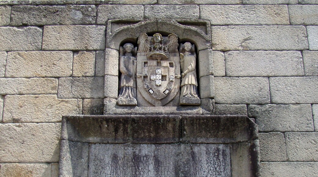 #Guimaraes #Portugal #church
A Igreja de Nossa Senhora da Oliveira localiza-se no Centro Histórico de Guimarães em Portugal. A sua conservação externa não é das melhores. Tem uma arquitetura predominantemente gótica. É Monumento Nacional desde 1910. No seu entorno há uma série de atrações que também merecem uma visita. Saliento o Padrão do Salado, o museu de arte sacra Alberto Sampaio e a Torre dos Almadas.
The Nossa Senhora da Oliveira Church is located in the Historic Center of Guimarães in Portugal. Its external conservation is not the best. It has a predominantly Gothic architecture and has been a National Monument since 1910. In its surroundings there are a number of attractions that are also worth visiting: the Salado Pattern, the Alberto Sampaio Sacred Art Museum and the Almadas Tower.