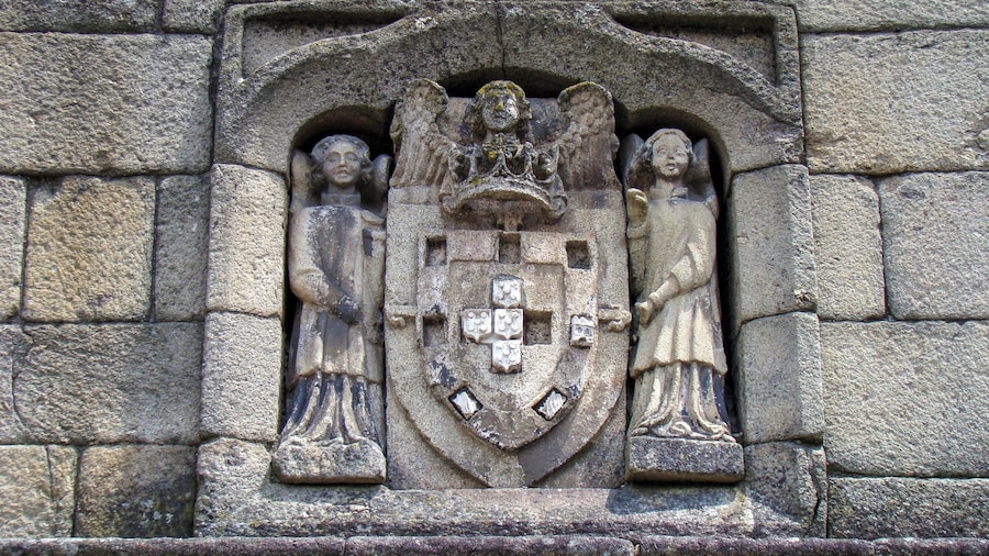 #Guimaraes #Portugal #church
A Igreja de Nossa Senhora da Oliveira localiza-se no Centro Histórico de Guimarães em Portugal. A sua conservação externa não é das melhores. Tem uma arquitetura predominantemente gótica. É Monumento Nacional desde 1910. No seu entorno há uma série de atrações que também merecem uma visita. Saliento o Padrão do Salado, o museu de arte sacra Alberto Sampaio e a Torre dos Almadas.
The Nossa Senhora da Oliveira Church is located in the Historic Center of Guimarães in Portugal. Its external conservation is not the best. It has a predominantly Gothic architecture and has been a National Monument since 1910. In its surroundings there are a number of attractions that are also worth visiting: the Salado Pattern, the Alberto Sampaio Sacred Art Museum and the Almadas Tower.