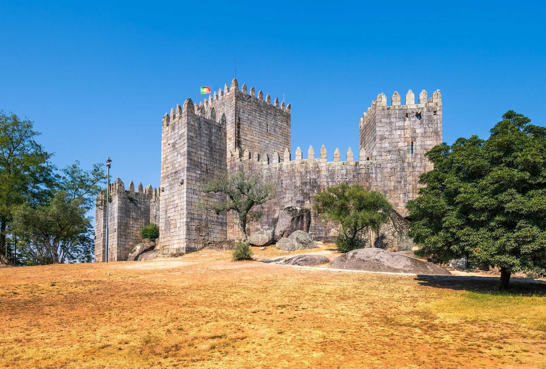 According to legend, it dates back to 959, when Countess Mumadona Diash granted land for the construction of a monastery, and to protect him from Norman attacks, she ordered the construction of a castle on top of a hill. It is noteworthy that Afonso Henriques I was born here, who became the first king of Portugal.