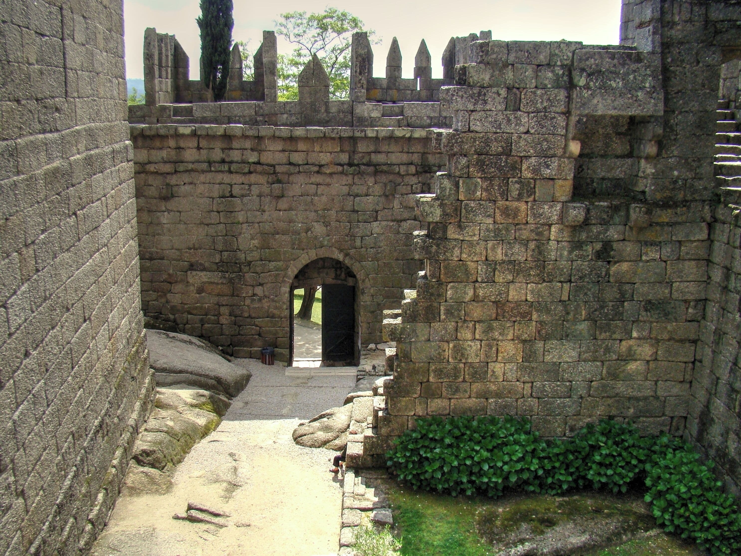 #Castelo #castle #Guimaraes #Portugal

O Castelo de Guimarães começou por um mosteiro mandado construir por Mumadona Dias no século X, antes, portanto, da formação de Portugal. Como os ataques dos mouros eram frequentes decidiram construir uma muralha para proteger a comunidade e os monges que viviam no seu interior. Foi esta fortaleza que deu origem ao Castelo de Guimarães. Mais tarde, no século XII, foi neste castelo que nasceu Dom Afonso Henriques que viria a ser o primeiro rei de Portugal. Com a falta de uso o castelo foi-se degradando. Recentemente foi recuperado e classificado como Monumento Nacional. É também considerado Patrimônio Mundial pela UNESCO. Um lugar cheio de história e que foi berço de Portugal. Não é à toa que em um pedaço da muralha original tem os dizeres “Aqui nasceu Portugal”.

The Castle of Guimarães began with a monastery built by Mumadona Dias in the 10th century, before, therefore, the formation of Portugal. As the attacks of the Moors were frequent they decided to build a wall to protect the community and the monks that lived inside. It was this fort that gave origin to the Castle of Guimarães. Later, in the twelfth century, it was in this castle that Dom Afonso Henriques was born. Some years after he would become the first king of Portugal. With the lack of use the castle was degrading. Recently it was recovered and classified as National Monument. It is also considered World Heritage by UNESCO. A place full of history and that was cradle of Portugal. It is no wonder that in a piece of the original wall has the words "Here was born Portugal".