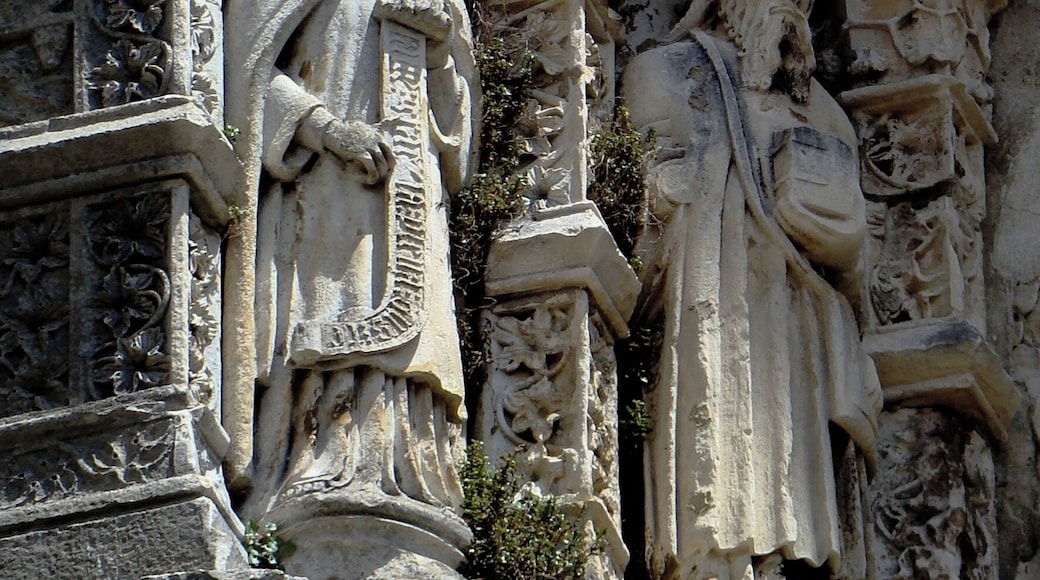 #Guimaraes #Portugal #church
A Igreja de Nossa Senhora da Oliveira localiza-se no Centro Histórico de Guimarães em Portugal. A sua conservação externa não é das melhores. Tem uma arquitetura predominantemente gótica. É Monumento Nacional desde 1910. No seu entorno há uma série de atrações que também merecem uma visita. Saliento o Padrão do Salado, o museu de arte sacra Alberto Sampaio e a Torre dos Almadas.
The Nossa Senhora da Oliveira Church is located in the Historic Center of Guimarães in Portugal. Its external conservation is not the best. It has a predominantly Gothic architecture and has been a National Monument since 1910. In its surroundings there are a number of attractions that are also worth visiting: the Salado Pattern, the Alberto Sampaio Sacred Art Museum and the Almadas Tower.