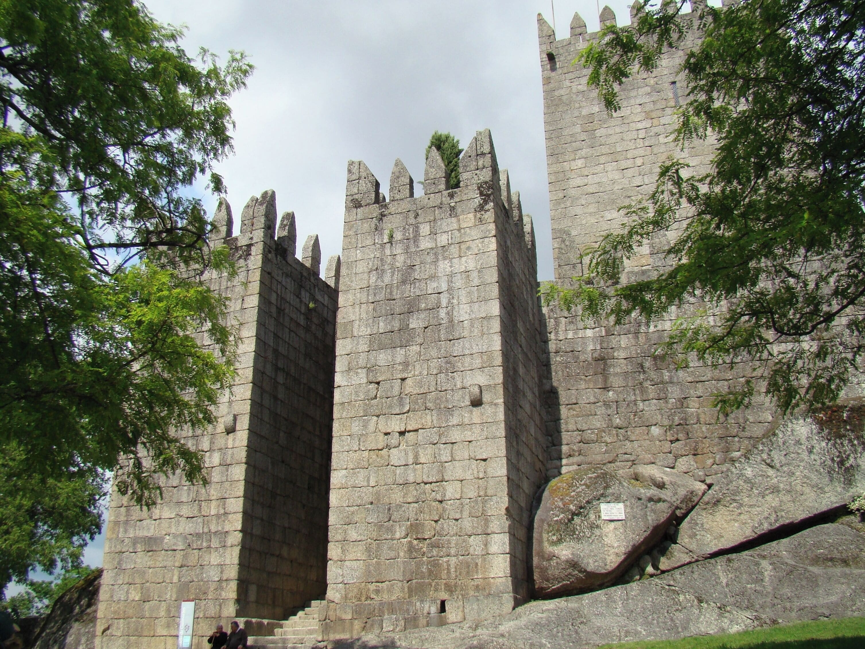 #Castelo #castle #Guimaraes #Portugal #History

O Castelo de Guimarães começou por um mosteiro mandado construir por Mumadona Dias no século X, antes, portanto, da formação de Portugal. Como os ataques dos mouros eram frequentes decidiram construir uma muralha para proteger a comunidade e os monges que viviam no seu interior. Foi esta fortaleza que deu origem ao Castelo de Guimarães. Mais tarde, no século XII, foi neste castelo que nasceu Dom Afonso Henriques que viria a ser o primeiro rei de Portugal. Com a falta de uso o castelo foi-se degradando. Recentemente foi recuperado e classificado como Monumento Nacional. É também considerado Patrimônio Mundial pela UNESCO. Um lugar cheio de história e que foi berço de Portugal. Não é à toa que em um pedaço da muralha original tem os dizeres “Aqui nasceu Portugal”.

The Castle of Guimarães began with a monastery built by Mumadona Dias in the 10th century, before, therefore, the formation of Portugal. As the attacks of the Moors were frequent they decided to build a wall to protect the community and the monks that lived inside. It was this fort that gave origin to the Castle of Guimarães. Later, in the twelfth century, it was in this castle that Dom Afonso Henriques was born. Some years after he would become the first king of Portugal. With the lack of use the castle was degrading. Recently it was recovered and classified as National Monument. It is also considered World Heritage by UNESCO. A place full of history and that was cradle of Portugal. It is no wonder that in a piece of the original wall has the words "Here was born Portugal".