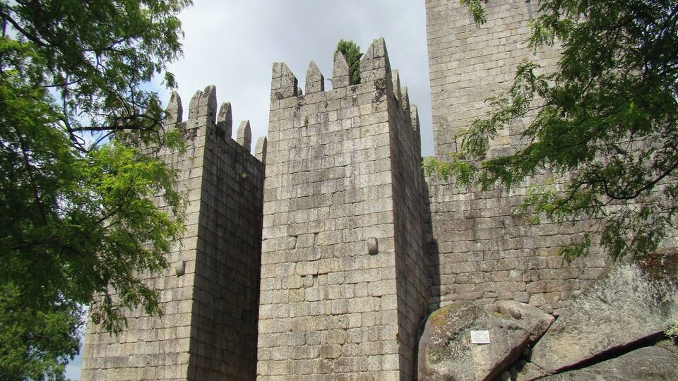#Castelo #castle #Guimaraes #Portugal #History
O Castelo de Guimarães começou por um mosteiro mandado construir por Mumadona Dias no século X, antes, portanto, da formação de Portugal. Como os ataques dos mouros eram frequentes decidiram construir uma muralha para proteger a comunidade e os monges que viviam no seu interior. Foi esta fortaleza que deu origem ao Castelo de Guimarães. Mais tarde, no século XII, foi neste castelo que nasceu Dom Afonso Henriques que viria a ser o primeiro rei de Portugal. Com a falta de uso o castelo foi-se degradando. Recentemente foi recuperado e classificado como Monumento Nacional. É também considerado Patrimônio Mundial pela UNESCO. Um lugar cheio de história e que foi berço de Portugal. Não é à toa que em um pedaço da muralha original tem os dizeres “Aqui nasceu Portugal”.
The Castle of Guimarães began with a monastery built by Mumadona Dias in the 10th century, before, therefore, the formation of Portugal. As the attacks of the Moors were frequent they decided to build a wall to protect the community and the monks that lived inside. It was this fort that gave origin to the Castle of Guimarães. Later, in the twelfth century, it was in this castle that Dom Afonso Henriques was born. Some years after he would become the first king of Portugal. With the lack of use the castle was degrading. Recently it was recovered and classified as National Monument. It is also considered World Heritage by UNESCO. A place full of history and that was cradle of Portugal. It is no wonder that in a piece of the original wall has the words "Here was born Portugal".