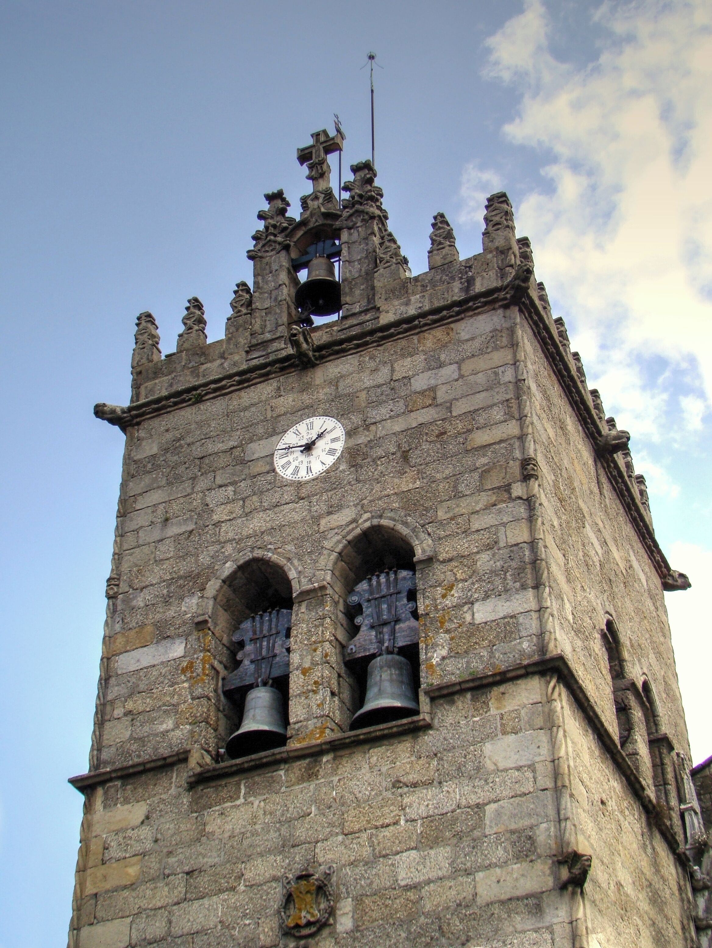 #Guimaraes #Portugal #church

A Igreja de Nossa Senhora da Oliveira localiza-se no Centro Histórico de Guimarães em Portugal. A sua conservação externa não é das melhores. Tem uma arquitetura predominantemente gótica. É Monumento Nacional desde 1910. No seu entorno há uma série de atrações que também merecem uma visita. Saliento o Padrão do Salado, o museu de arte sacra Alberto Sampaio e a Torre dos Almadas.

The Nossa Senhora da Oliveira Church is located in the Historic Center of Guimarães in Portugal. Its external conservation is not the best. It has a predominantly Gothic architecture and has been a National Monument since 1910. In its surroundings there are a number of attractions that are also worth visiting: the Salado Pattern, the Alberto Sampaio Sacred Art Museum and the Almadas Tower.