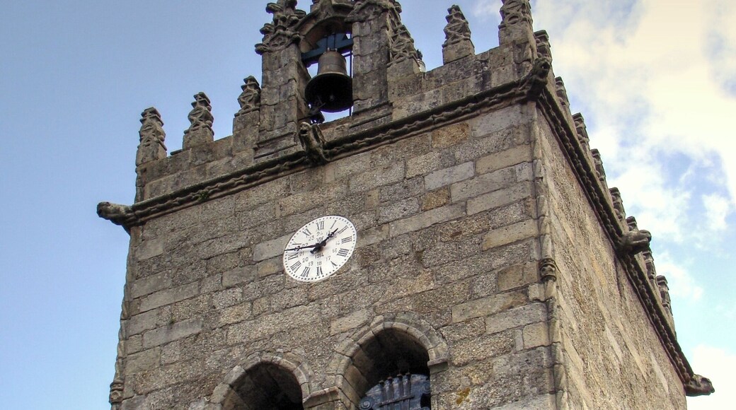 #Guimaraes #Portugal #church
A Igreja de Nossa Senhora da Oliveira localiza-se no Centro Histórico de Guimarães em Portugal. A sua conservação externa não é das melhores. Tem uma arquitetura predominantemente gótica. É Monumento Nacional desde 1910. No seu entorno há uma série de atrações que também merecem uma visita. Saliento o Padrão do Salado, o museu de arte sacra Alberto Sampaio e a Torre dos Almadas.
The Nossa Senhora da Oliveira Church is located in the Historic Center of Guimarães in Portugal. Its external conservation is not the best. It has a predominantly Gothic architecture and has been a National Monument since 1910. In its surroundings there are a number of attractions that are also worth visiting: the Salado Pattern, the Alberto Sampaio Sacred Art Museum and the Almadas Tower.